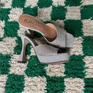 Wild Pair Womens Rashele silver Rhinestone Peep-Toe Platform Sandals Shoes